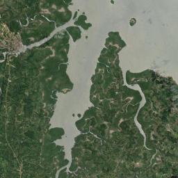 Camamu Satellite Map