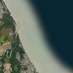 Holloways Beach High Resolution Satellite Map