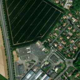 Satellite imagery of Château de Bénouville, FR
