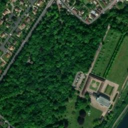 Satellite imagery of Château de Bénouville, FR