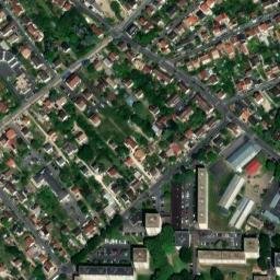 Satellite imagery of Château des Bergeries, FR