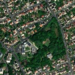 Satellite imagery of Château des Bergeries, FR