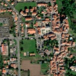 Satellite imagery of Château de Châteaugay, FR