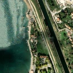 Satellite imagery of Pointe Baumasse, FR