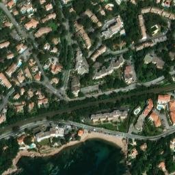 Satellite imagery of Pointe des Cadéous, FR