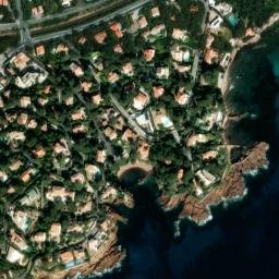 Satellite imagery of Pointe des Cadéous, FR