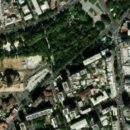 Satellite imagery of Corner on yellow parking markings;prec.⌀1.69m, AM