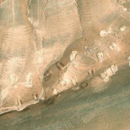 Satellite imagery of Shumays Umm Balāţah, SY
