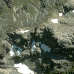 Satellite imagery of Cumbre Media Luna, CL