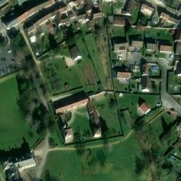 Châteaux de la Douye et du Roi Jean, au milieu d'un parc, en face de l'église