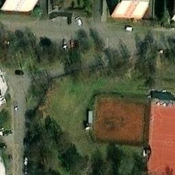 Venkovní antukové hřiště I — aerial view